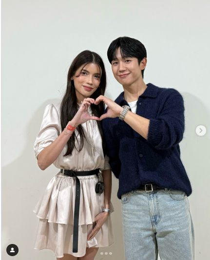 Sabrina Chariunnisa terlihat girang bukan main saat bertemu dengan Jung Hae In
