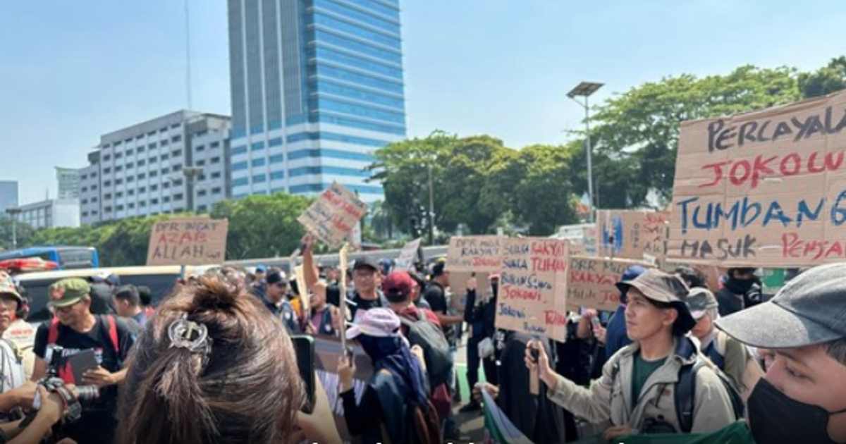 Ilustrasi artikel: Demo Darurat Indonesia, Ribuan Buruh & Mahasiswa Kepung DPR Hari Ini