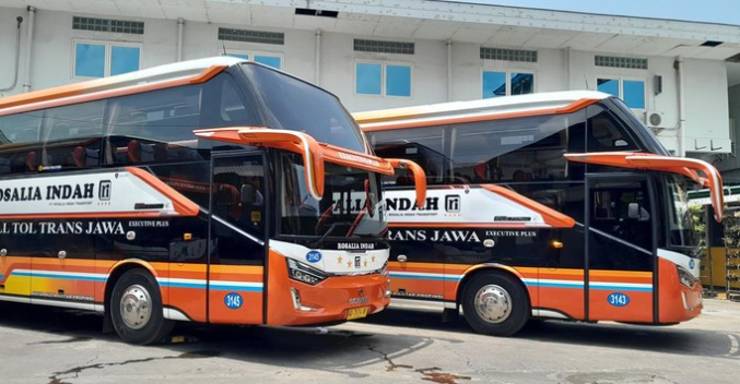 PO Rosalia Indah memecat sopir bus yang terekam mengemudi ugal-ugalan. Perusahaan menyatakan telah melakukan evaluasi total demi meningkatkan keselamatan penumpang