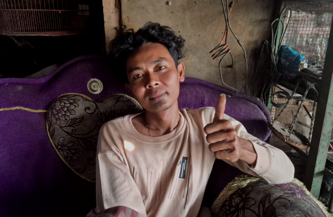 Andi mengais rezeki dari gunungan sampah Bantargebang dengan mengelola limbah plastik dan mampu meraup penghasilan hingga Rp 30 juta per bulan