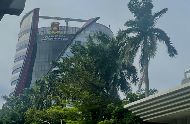 Kejaksaan Agung mencopot tiga pejabat Kejari Hulu Sungai Utara yang berstatus tersangka. Langkah ini diambil untuk menjaga integritas dan kepercayaan publik terhadap institusi kejaksaan