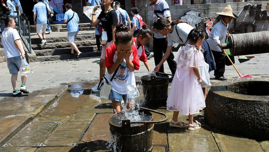 China Mendidih! Cuaca Tembus 44 Derajat Warga Selamatkan Diri