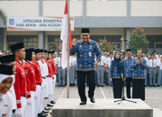 Kepala Sekolah Menari Saat Upacara Bendera Hari Senin Jadi Viral