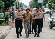 Viral! Detik-detik Polisi Evakuasi ODGJ yang Sering Lempari Pengendara Pakai Batu