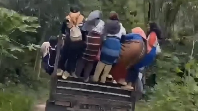 Sopir truk ugal-ugalan di Enrekang viral setelah aksinya membahayakan penumpang dan berujung ditilang polisi.