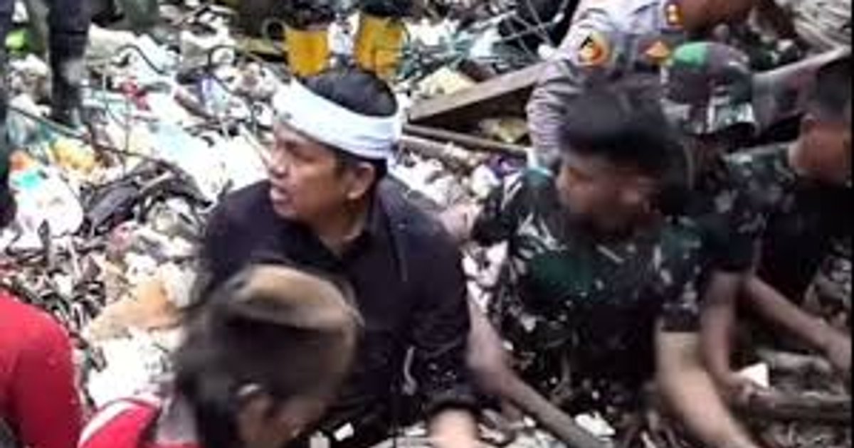 Ilustrasi artikel: dedy mulyadi gubernur jawa barat turun ke kali bersihkan sampah