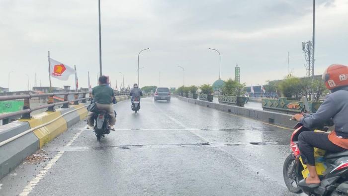 Jalan Berlubang di Flyover Ciputat Sebabkan Sejumlah Pengendara Motor Terjatuh