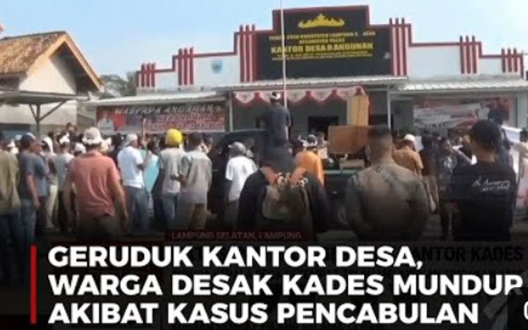 Beramai - ramai Warga Geruduk Kantor Desa Gegara Kades Berbuat Cabul