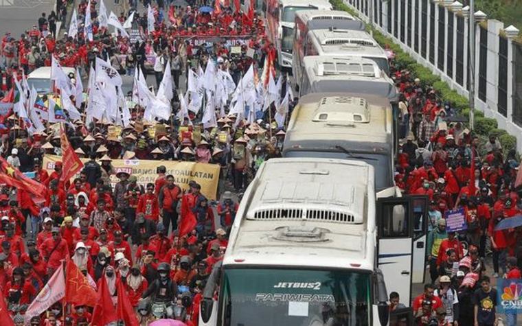 Guncang Jakarta: Lautan Buruh Kepung DPR Tuntut Keadilan