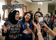Keseruan Viral Tren Bedazzled Ibu Ibu di Media Sosial