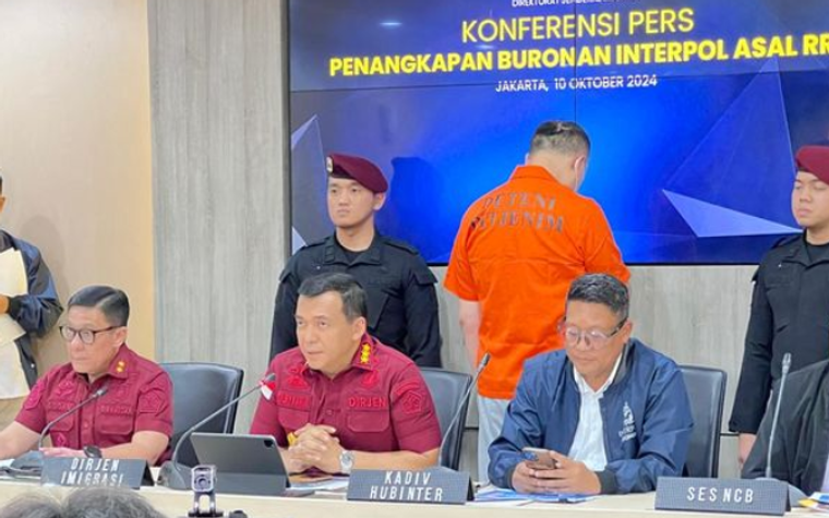 Petugas Imigrasi Bandara Internasional Ngurah Rai berhasil menangkap LQ Buron Interpol Asal Tiongkok Namanya LQ, Pelaku Investasi Bodong Rp210 T