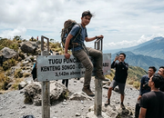 Kronologi Pendaki Viral Naiki Tugu di Gunung Merbabu