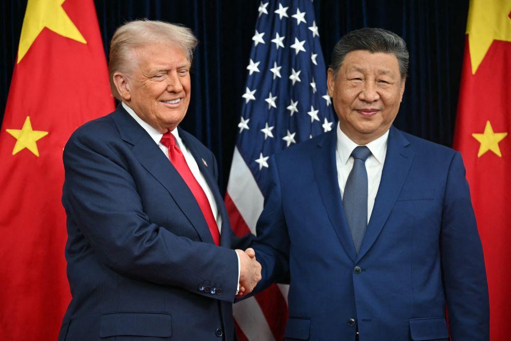 Donal Trump Berjabat Tangan Dengan Xi Jinping