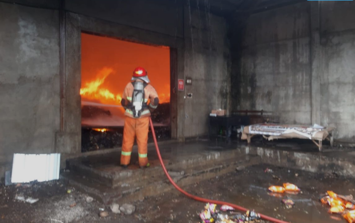 Gudang penyimpanan makanan di Situbondo terbakar hebat. Kerugian ditaksir mencapai Rp 1,6 miliar. Tidak ada korban jiwa dalam kejadian ini.