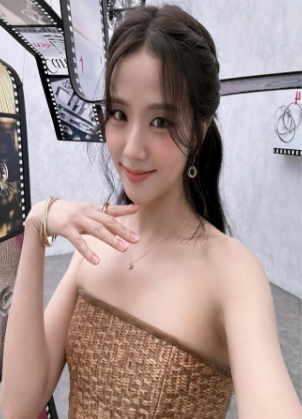 Jisoo BLACKPINK Cantik Banget di Foto Drakor Terbaru  