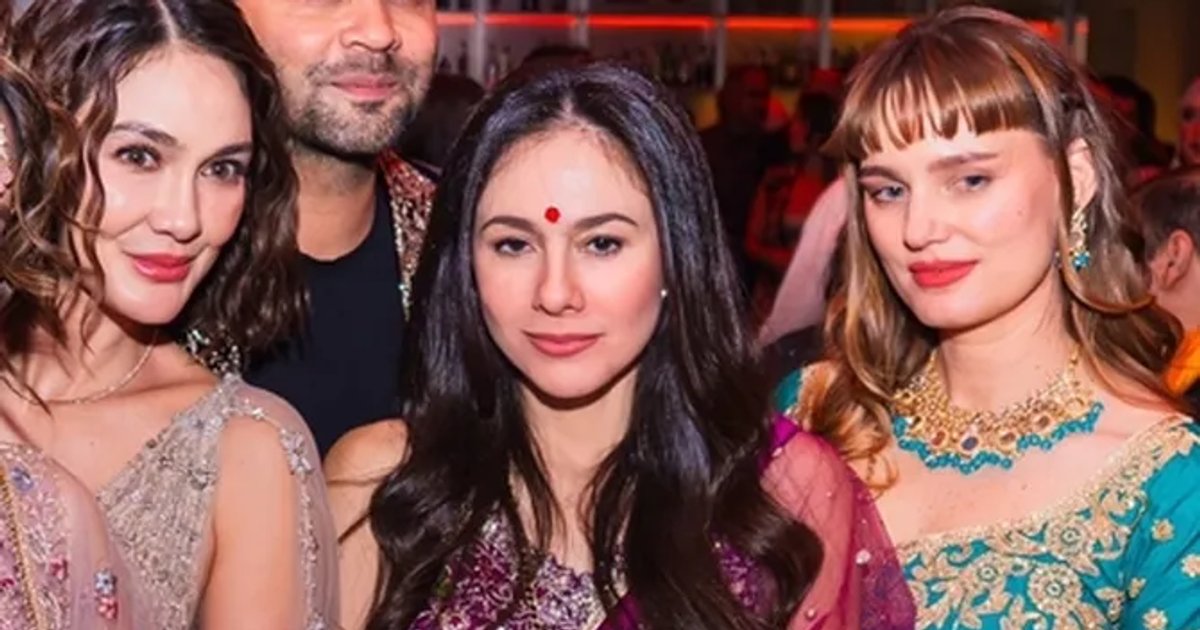 Ilustrasi artikel: Aura Bollywood di Jakarta! 10 Artis Indonesia Tampil Menawan di Pesta Diwali 2025