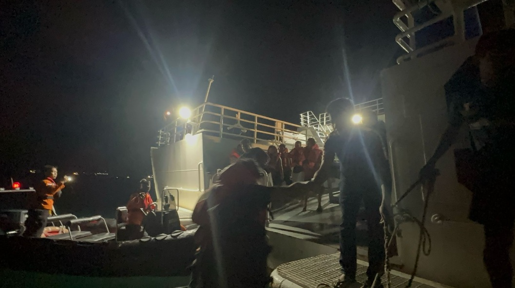 Dramatis! Bakamla Evakuasi Belasan ABK Kapal Feri Terbakar di Laut Banten, Ini Penampakannya