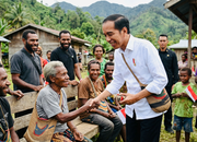 Momen Viral Presiden Jokowi Kunjungi Desa Terpencil di Papua Hari Ini