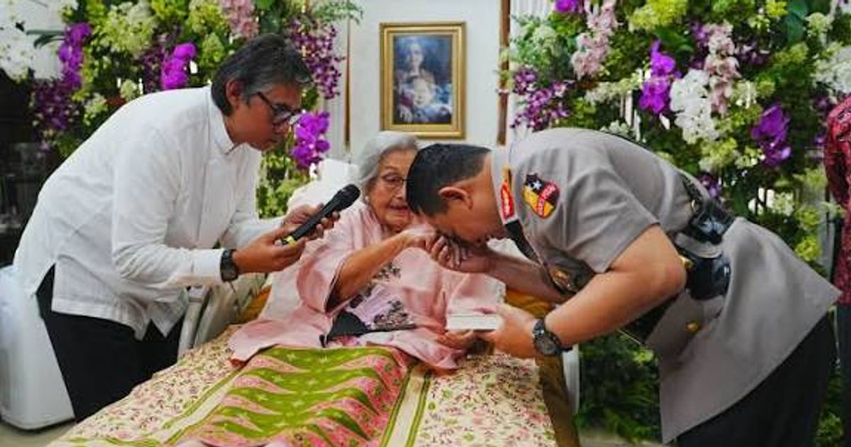 Ilustrasi artikel: Prabowo Anugerahkan Bintang Bhayangkara Pratama ke Meri Hoegeng