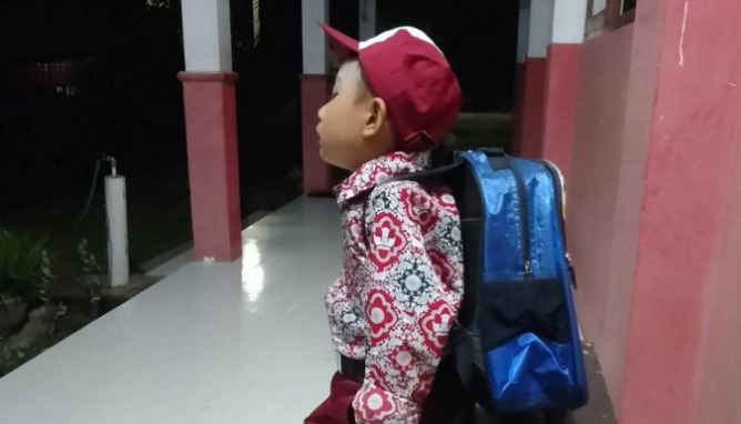 “Seorang siswa SD di Kabupaten Sigi harus berangkat ke sekolah sejak pukul 3 dini hari demi menempuh pendidikan. Perjuangannya mendapat apresiasi berupa beasiswa dan sebuah laptop.”
