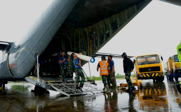 PLN memanfaatkan pesawat Hercules untuk mengirim tower listrik darurat ke Aceh, mempercepat perbaikan jaringan yang rusak akibat cuaca buruk. Pemulihan listrik dilakukan bertahap agar seluruh wilayah kembali terlayani.