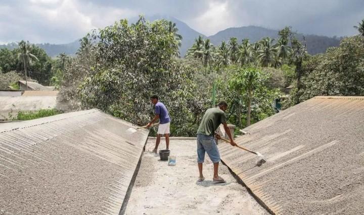 Badan Geologi turunkan status Gunung Lewotobi jadi level siaga