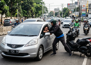 Berita Viral Hari Ini: Aksi Pemotor Piting Pemobil di Jakarta Trending Lagi