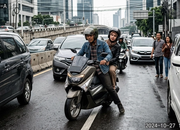 Viral Aksi Pemotor Miting Pengemudi di Jalanan Ibukota Terekam CCTV