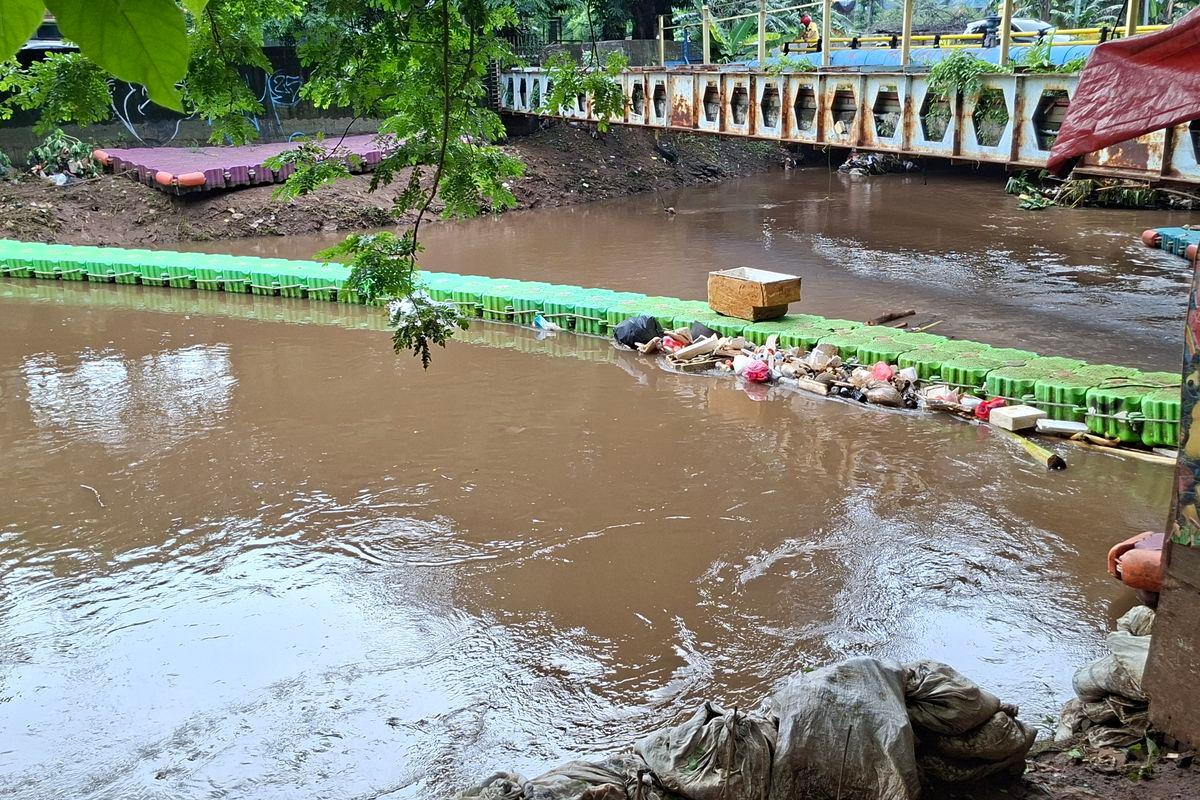 Sesosok Perempuan Tewas Ditemukan di Antara Sampah Kali Pesanggrahan