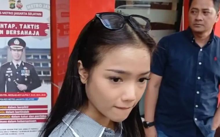 Lagi-Lagi Dikhianati: Admin Kepercayaan Fuji Diduga Gelapkan Uang Miliaran