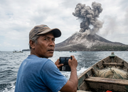 Viral! Detik-detik Erupsi Gunung Anak Krakatau Terekam Kamera, Netizen Heboh
