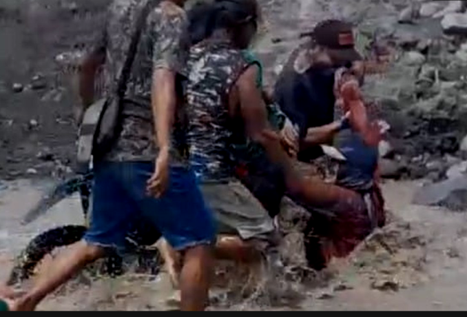 Relawan terseret banjir lahar Gunung Semeru di Sungai Regoyo, Lumajang, saat menyalurkan bantuan kepada warga terdampak