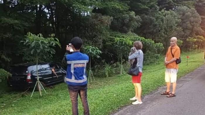 Diduga Sopir Mengantuk, Mobil Nyelonong ke Rerumputan di Tol Jagorawi Arah Bogor
