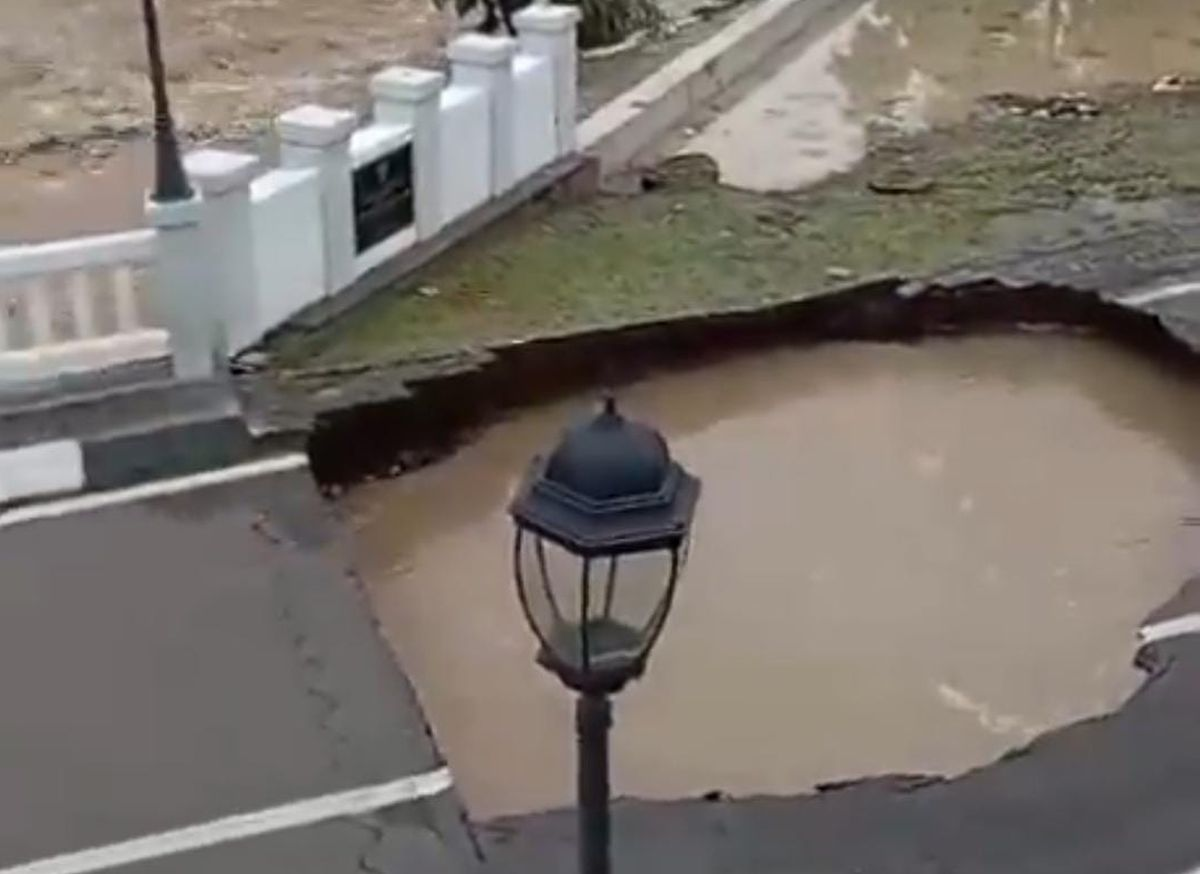 Banjir Bekasi, Ruas Jalan Amblas Bak Ketiban Meteor