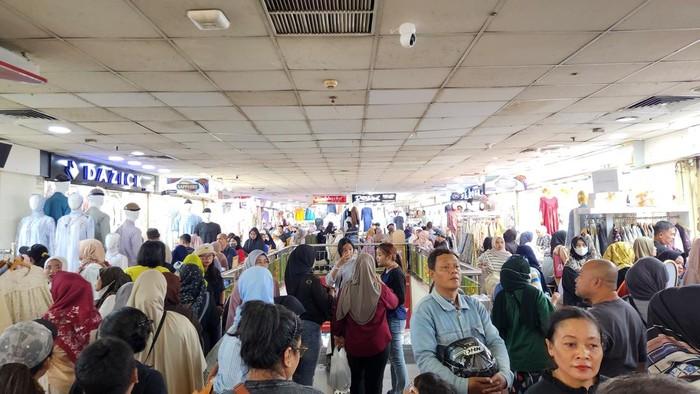 Ramadan Belum Tiba, Warga Sudah Serbu Baju Lebaran di Tanah Abang