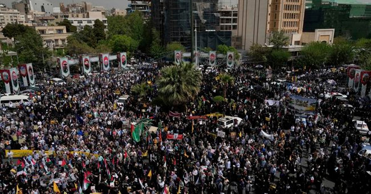 Ilustrasi artikel: Ribuan Warga Iran Tumpah Ruah ke Jalan, Berduka Khamenei Tewas
