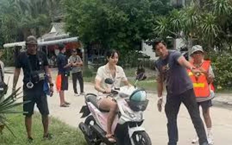 lisa blackpink shooting naik motor