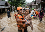 Viral! Detik-detik Evakuasi Warga Saat Banjir Bandang Terjang Desa di Jawa Barat Hari Ini