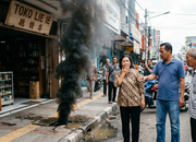Viral Heboh! Penampakan Asap Hitam Pekat di Depan Toko Lie Ie