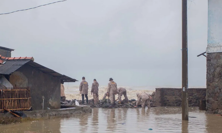 Polisi dikerahkan tutup tanggul jebol akibat banjir rob di Indramayu