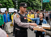 Viral Polisi Nyaris Ambil Donat Saat Demo Mahasiswa