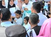 Siswa SD Ikut Demo Dukung Program MBG di Sampang: "Jangan Dihentikan Pak Presiden"