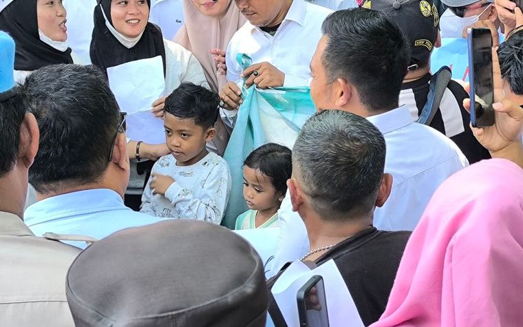 Siswa SD Ikut Demo Dukung Program MBG di Sampang: "Jangan Dihentikan Pak Presiden"