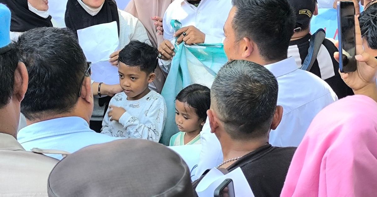 Siswa SD Ikut Demo Dukung Program MBG di Sampang: "Jangan Dihentikan Pak Presiden"