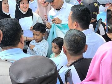 Siswa SD Ikut Demo Dukung Program MBG di Sampang: "Jangan Dihentikan Pak Presiden"