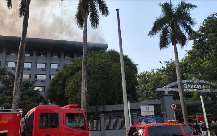 Kebakaran Hebat di Gedung Bakamla, Api Berkobar di Lantai Atas