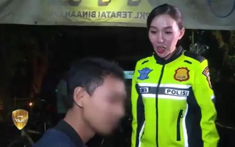 Klarifikasi Polwan Polri yang Viral Disebut Duta Sopan Indonesia Oleh Netizen Karena Ganggu Orang Makan