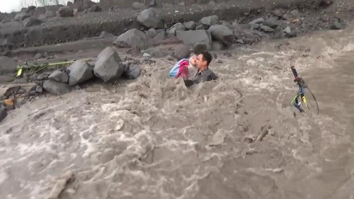 Momen Mencekam Ayah dan Anak Terseret Banjir Lahar Gunung Semeru Saat Berangkat Sekolah