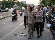 Viral Detik-detik Polisi Evakuasi ODGJ yang Lempari Pengendara di Jalan Raya