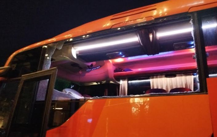 Polisi Kejar Oknum Suporter Arema FC Pelempar Batu ke Bus Persik di Stadion Kanjuruhan Malang